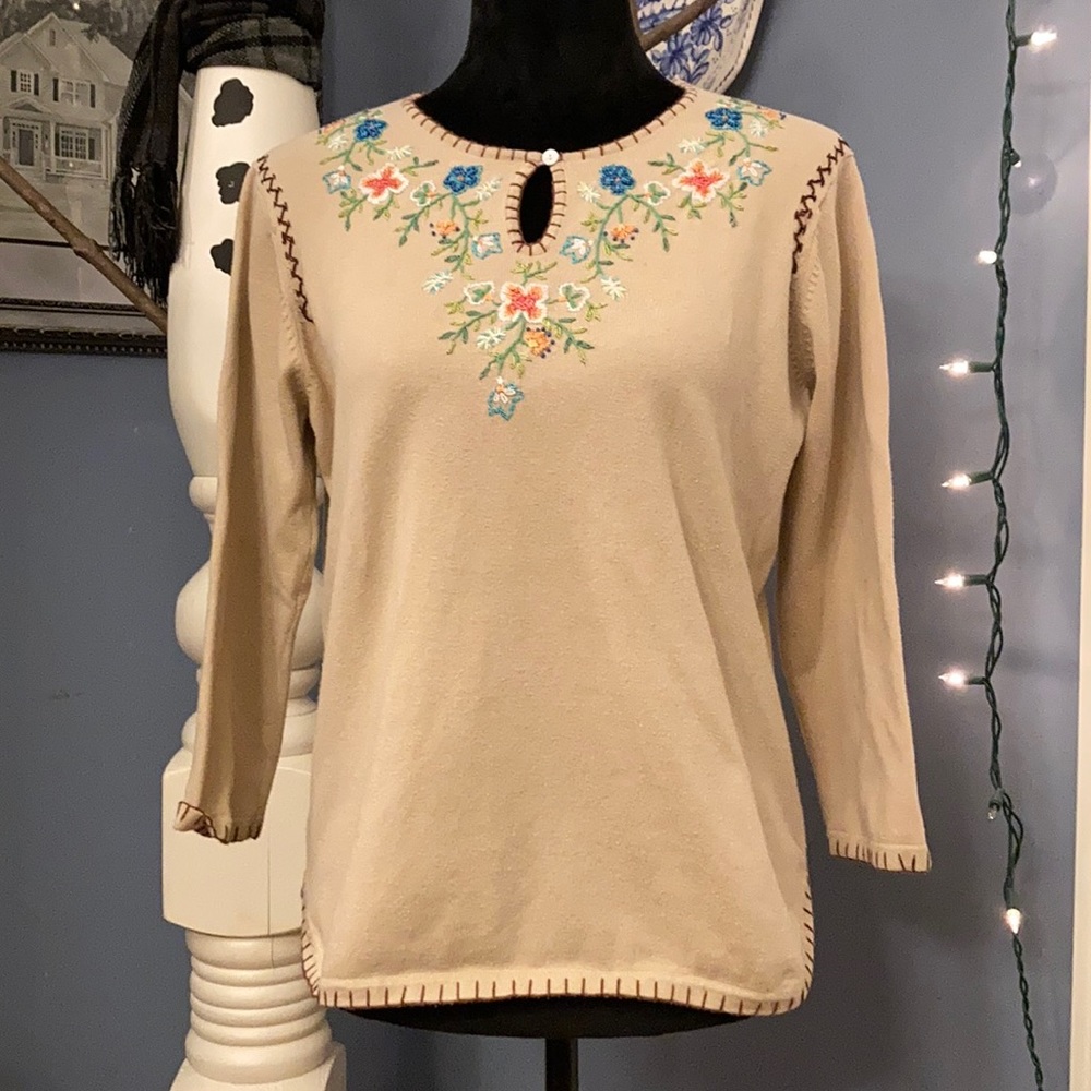 Keyhole embroidered sweater